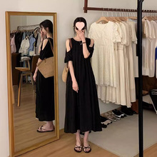 2024法式赫本风漏肩小黑裙女夏季设计感小众宽松显瘦高级感连衣文