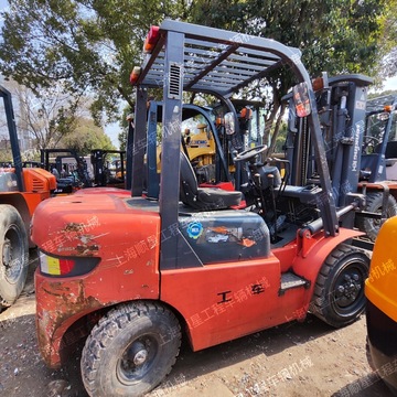 起重量( kg )货叉长度( mm )载重量( kg )最大起升高度( mm )价格