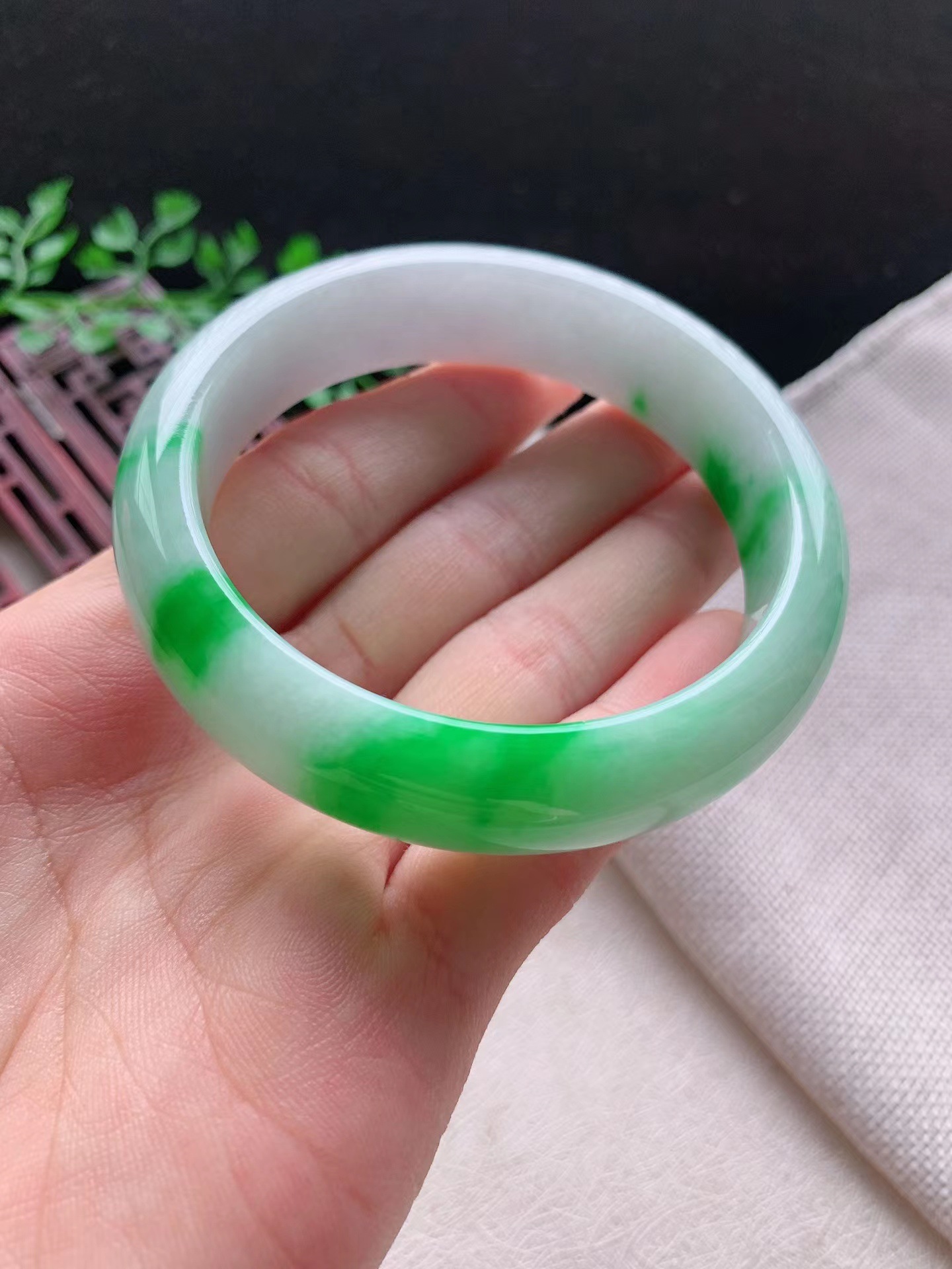 满堂红缅甸a货女款玉镯子手腕镯带证书飘阳绿正装翡翠手镯55-56圈