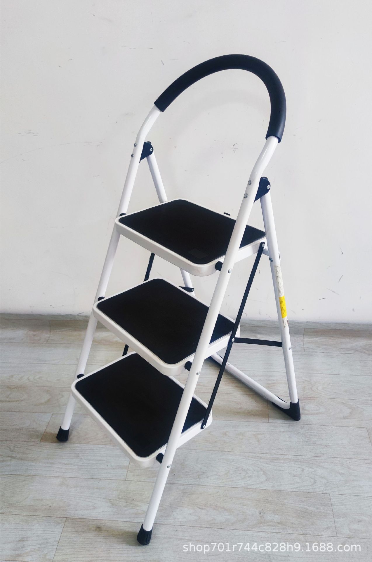 3步厂家低价加厚圆扶手家用铁梯 碳钢管可折叠移动防滑人字梯子