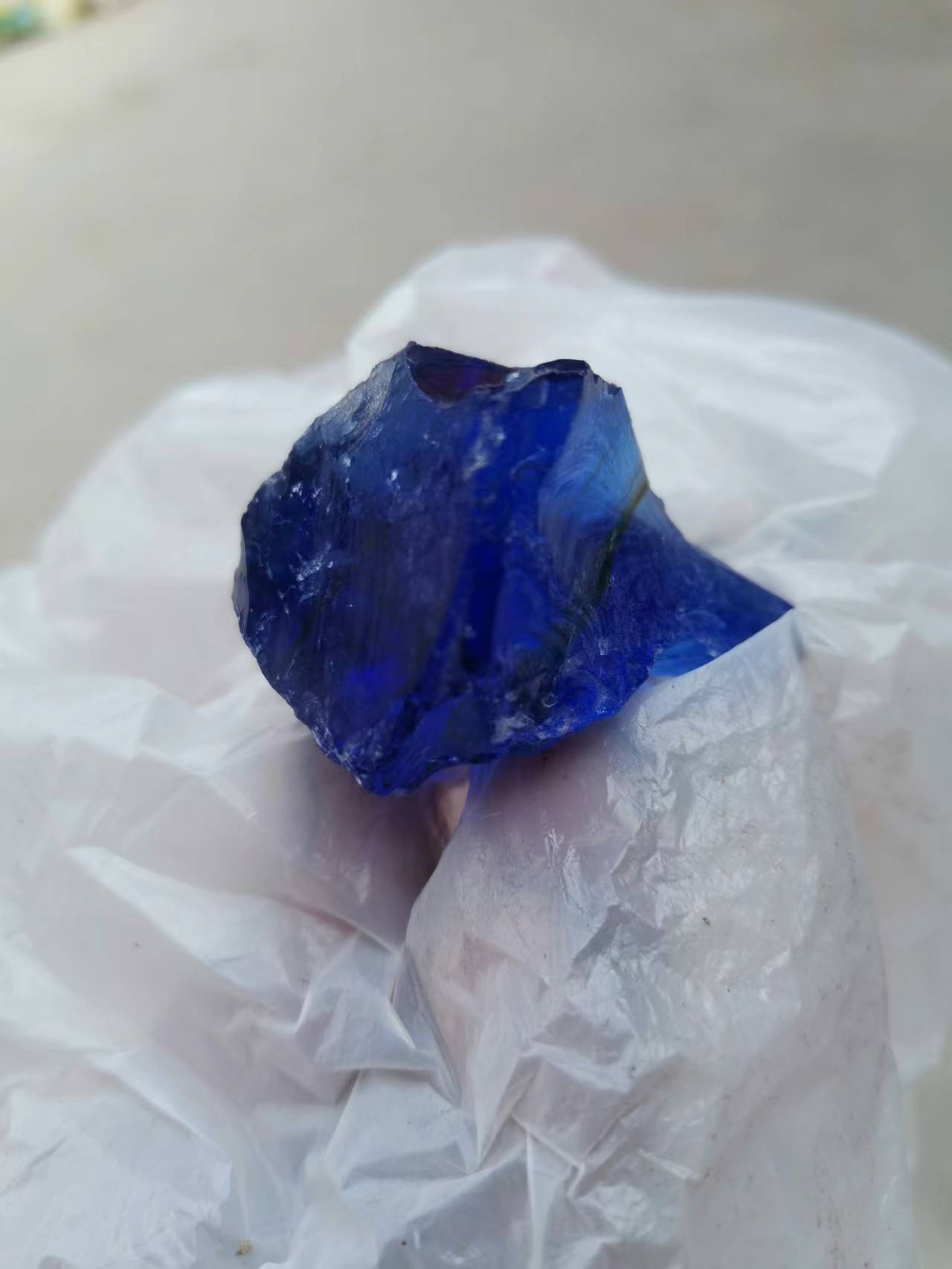 厂家供应深蓝色琉璃原石仿水晶石香薰扩香石鱼缸盆花办公家居摆饰