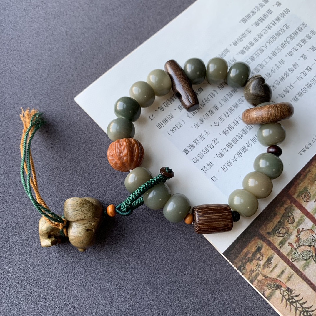 新款设计天然菩提苹果珠手串搭配猴头金丝檀跑环绿檀小狗吊坠