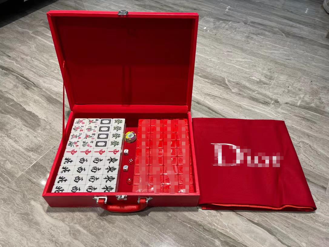 d家红皮质麻将盒内含 144颗麻将 筹码 骰子 麻将布