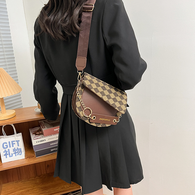 Cross-Border Internet Celebrity Bags 2022 Fashion Trendy Patchwork Saddle Bag High Sense Chessboard Grid Travel Commuter Shoulder Bag