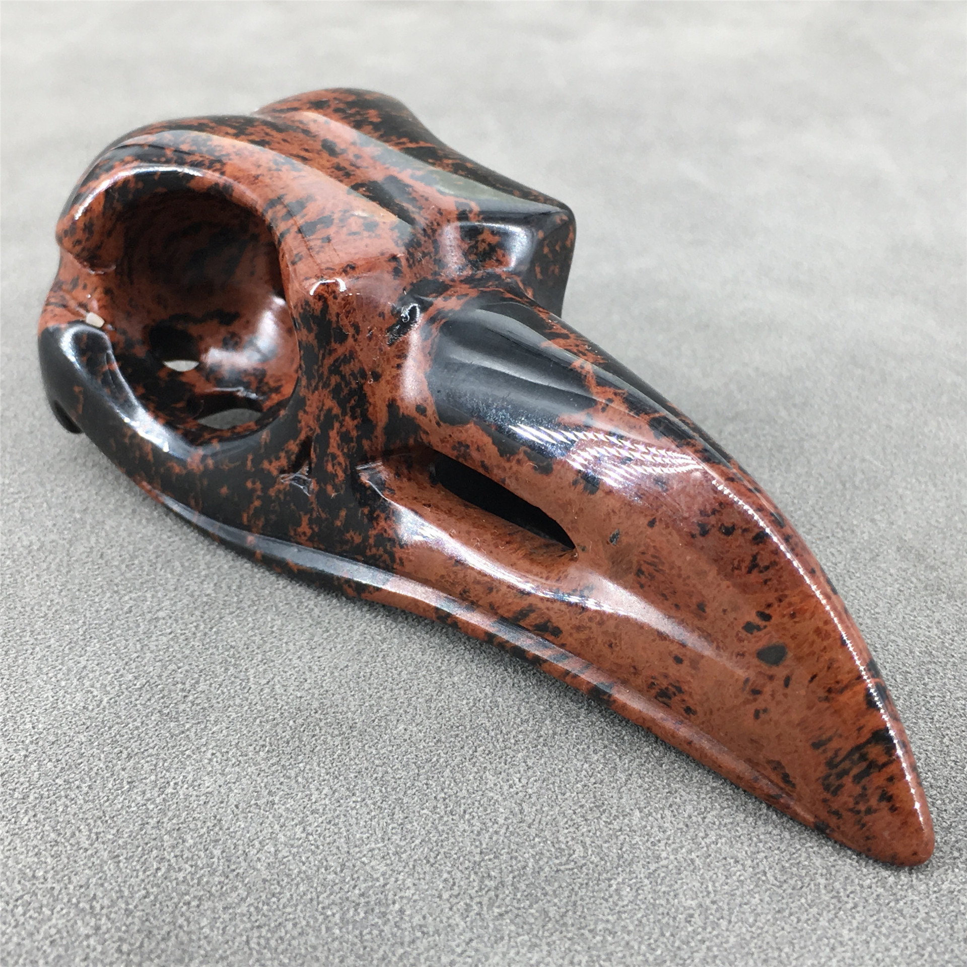 批发天然水晶雕刻红曜石乌鸦头骨吊坠小雕像收藏工艺品礼物小摆件