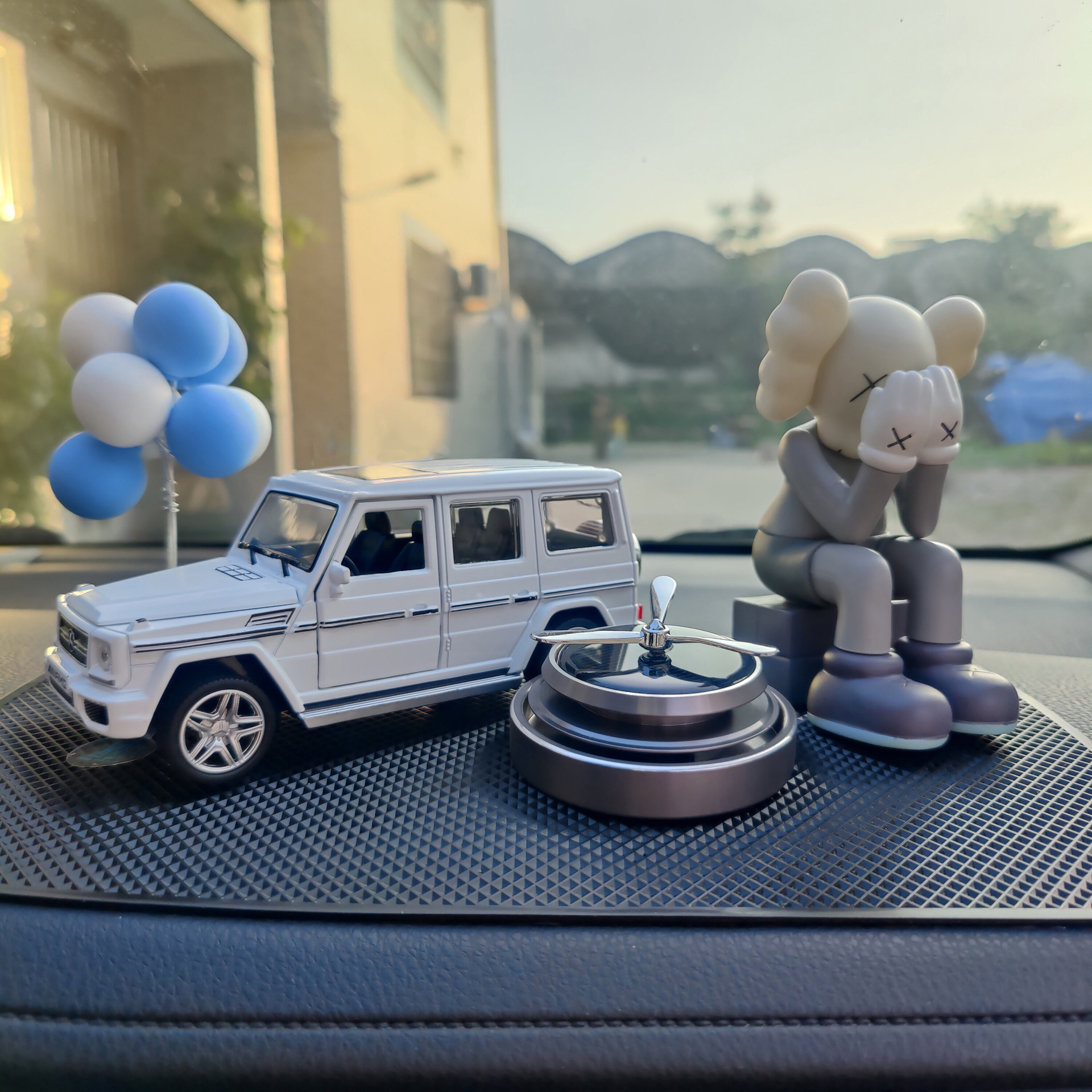 汽车饰品摆件2023网红车载中控摆件高级感大g车内香薰装饰男轻奢