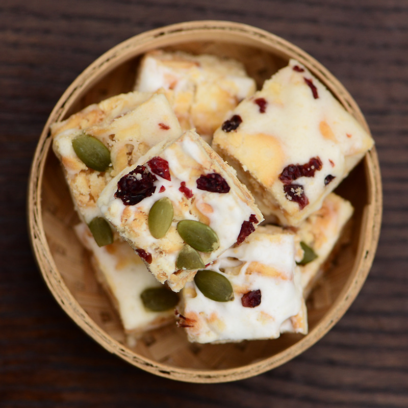 地方特色小吃牛轧糖蔓越莓雪花酥网红零食糕点早餐营养点心袋装