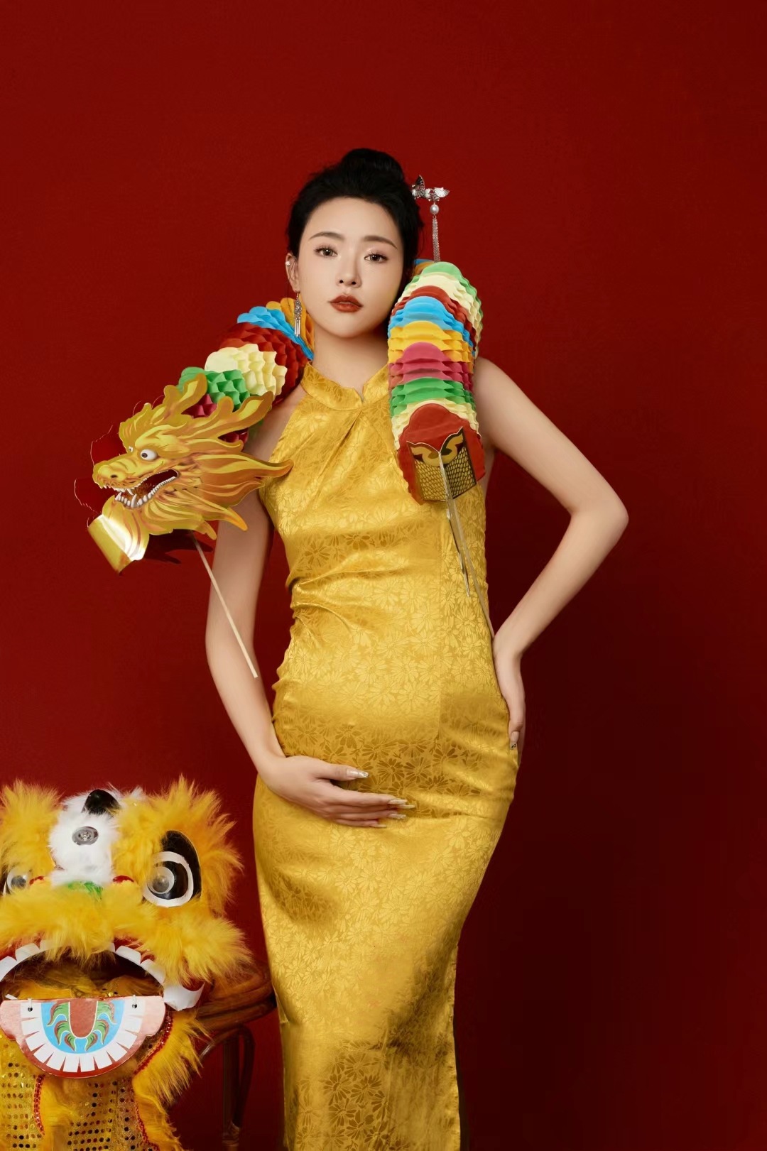 孕妇影楼展会主题龙年新款拍照服装复古中式黄色旗袍孕妈咪摄影服