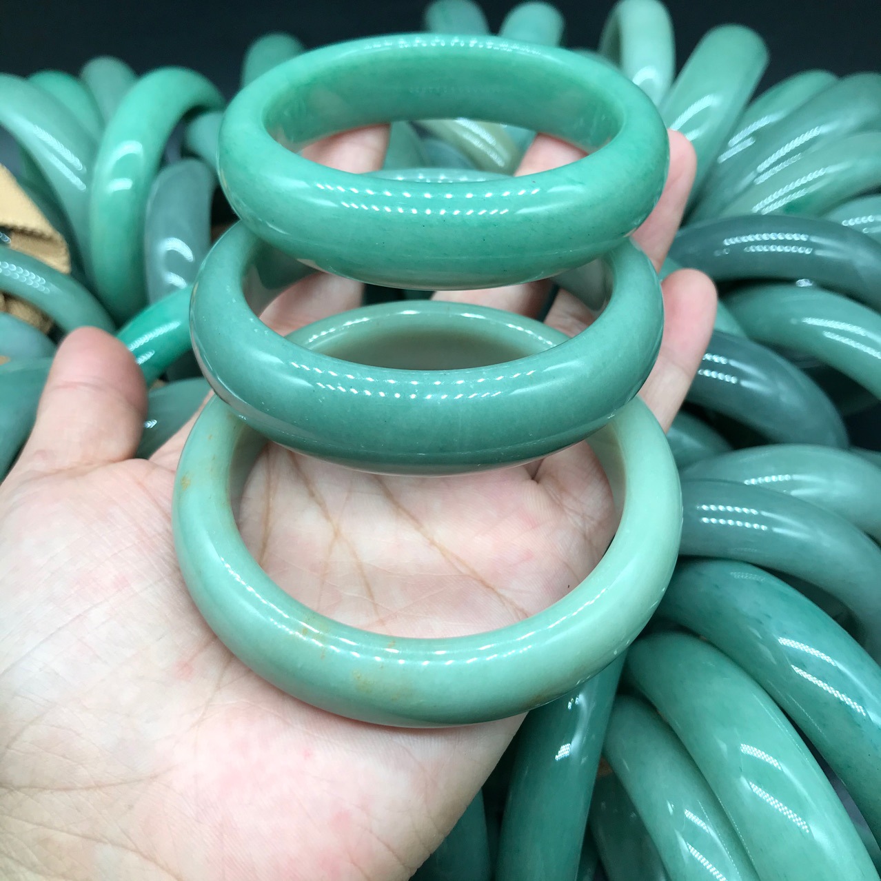 天然佘太翠豆绿手镯佘太翠满绿钢板料鸭蛋青色支持鉴定直播供货