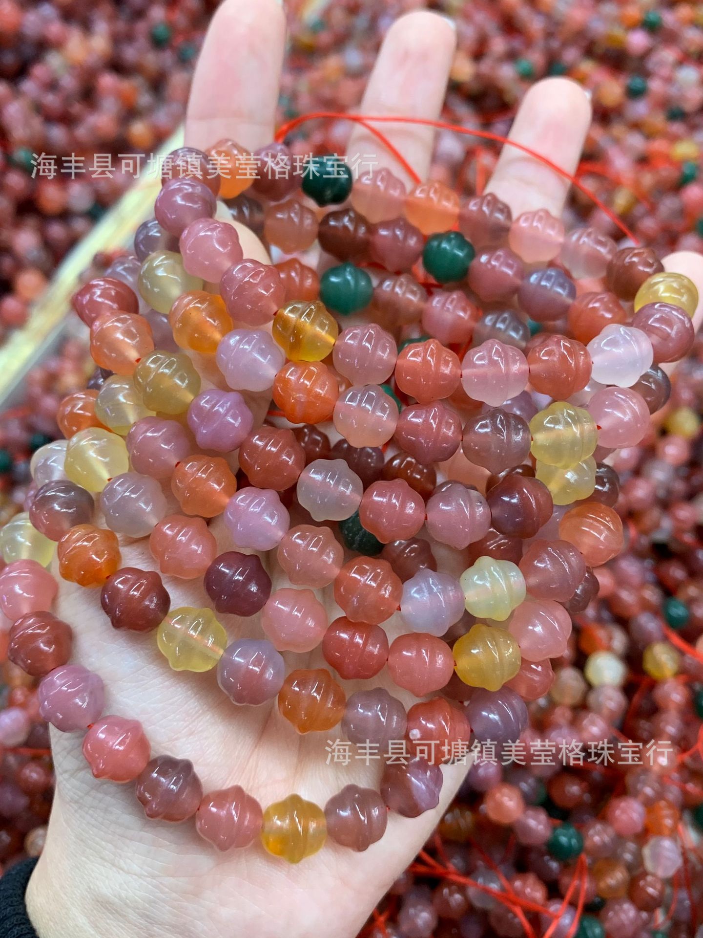 彩色玛瑙手串 糖果玛瑙雕刻铃铛手链 水润果冻体 绯红玛瑙diy饰品
