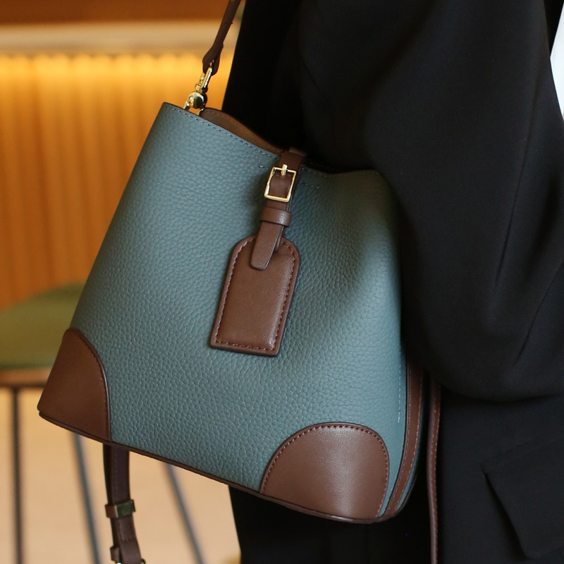 真皮包包女水桶包百搭大容量2024秋冬新款潮高级感通勤单肩斜挎包