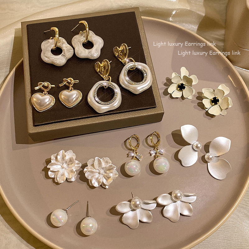Internet Celebrity Milky White Earrings for Women Special-Interest Design High-Grade Earrings New South Korea Light Luxury Temperament Earrings Wholesale