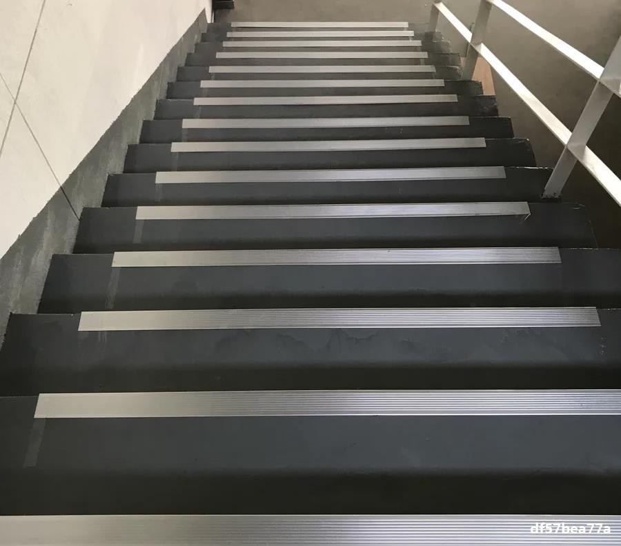 铝合金楼梯防滑条l型防撞胶条包角护角台阶止滑条踏步收包边压条