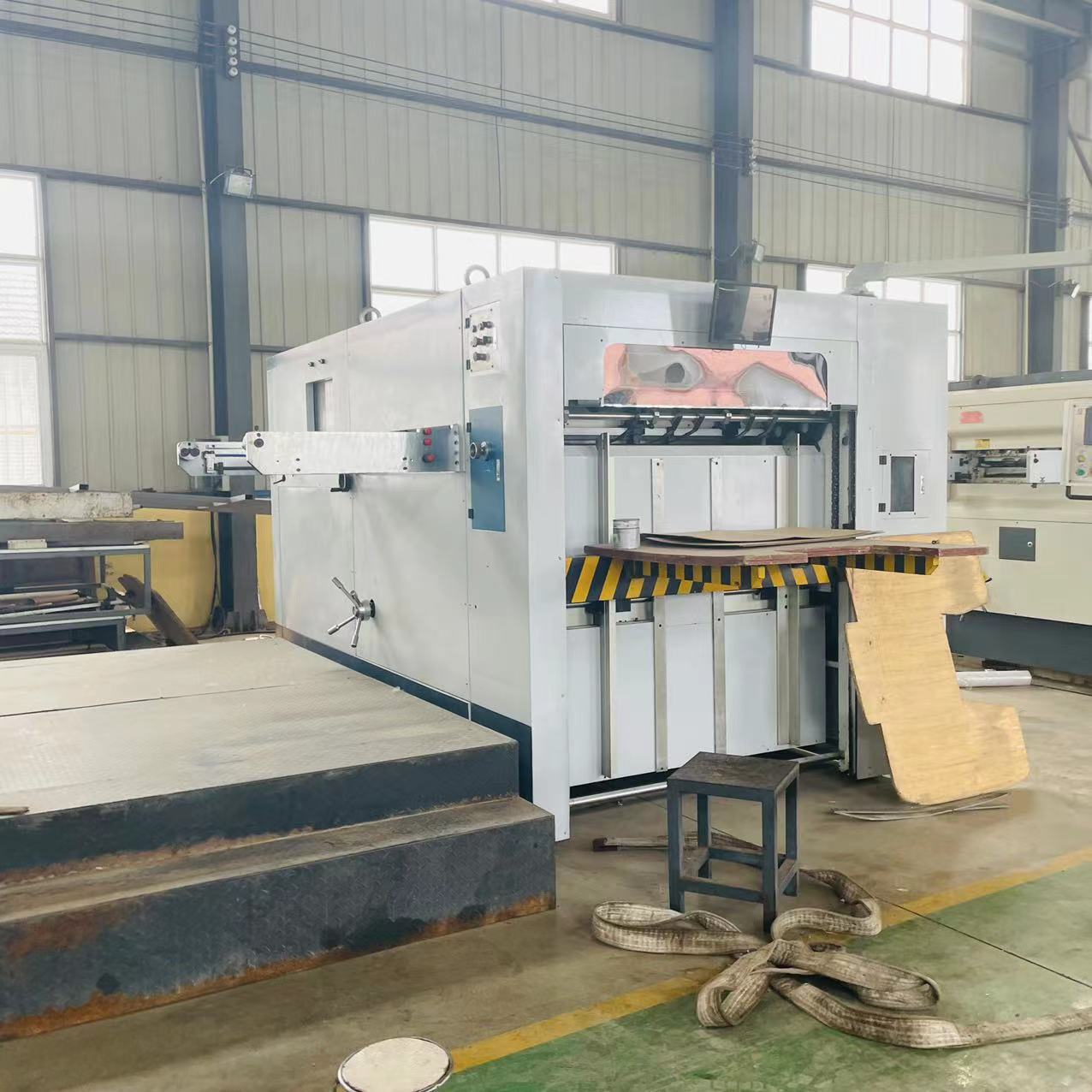 半自动平压模切机