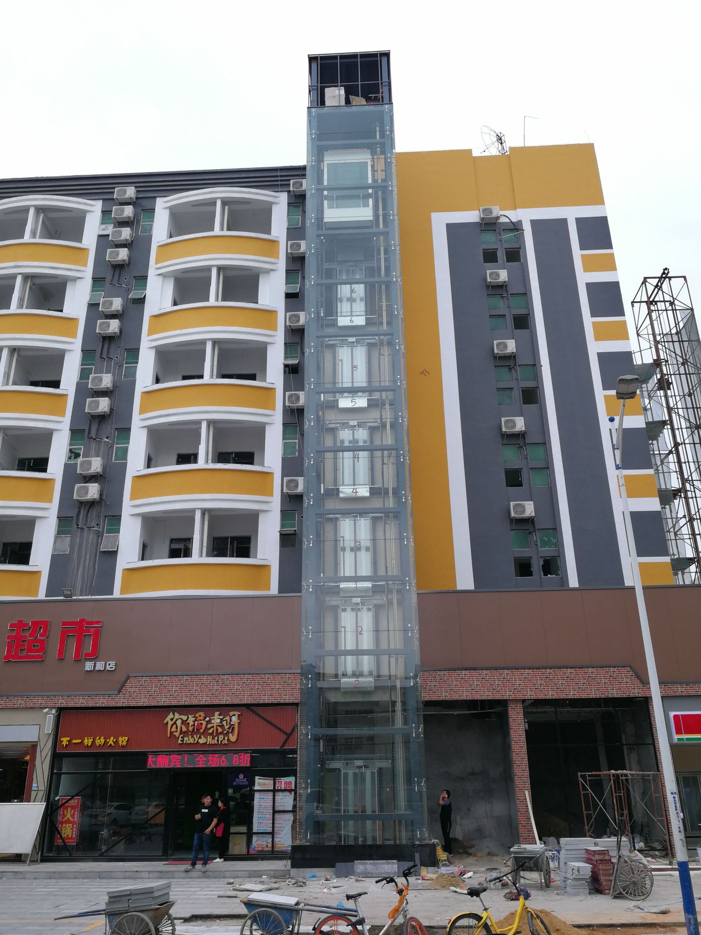 奥的斯电梯,钢结构电梯井道,住宅加装电梯,玻璃幕墙,基坑土建