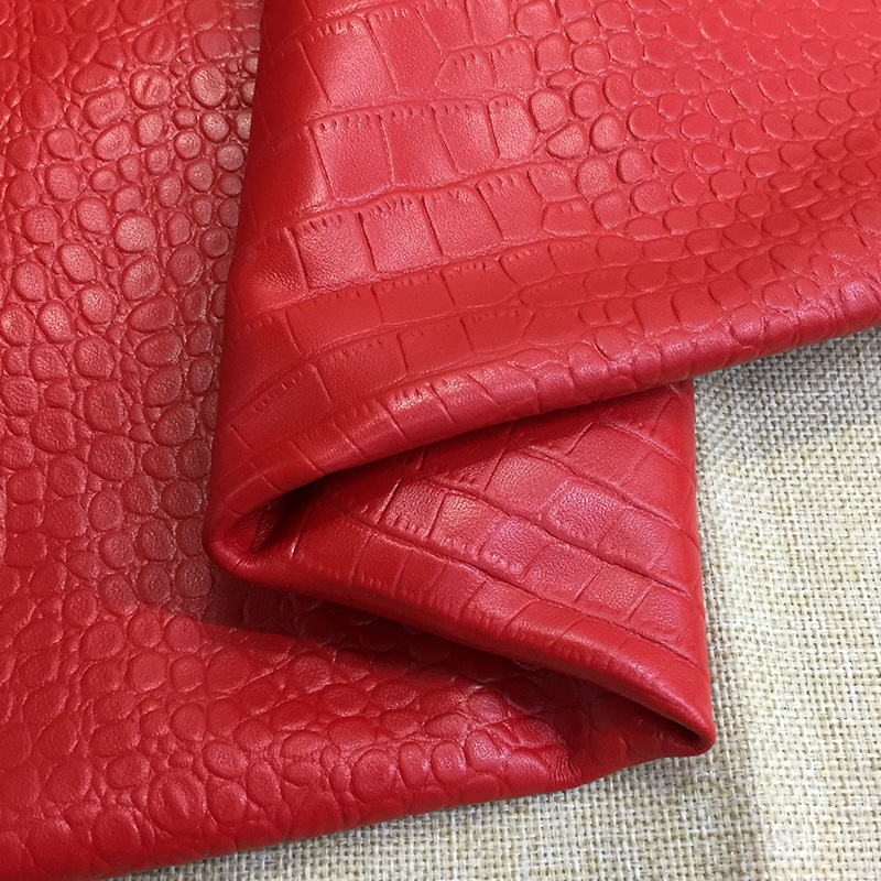 常规真皮有孔洞,生长纹,刀伤,烙印,颈纹为正常现象,开料较大,有特殊