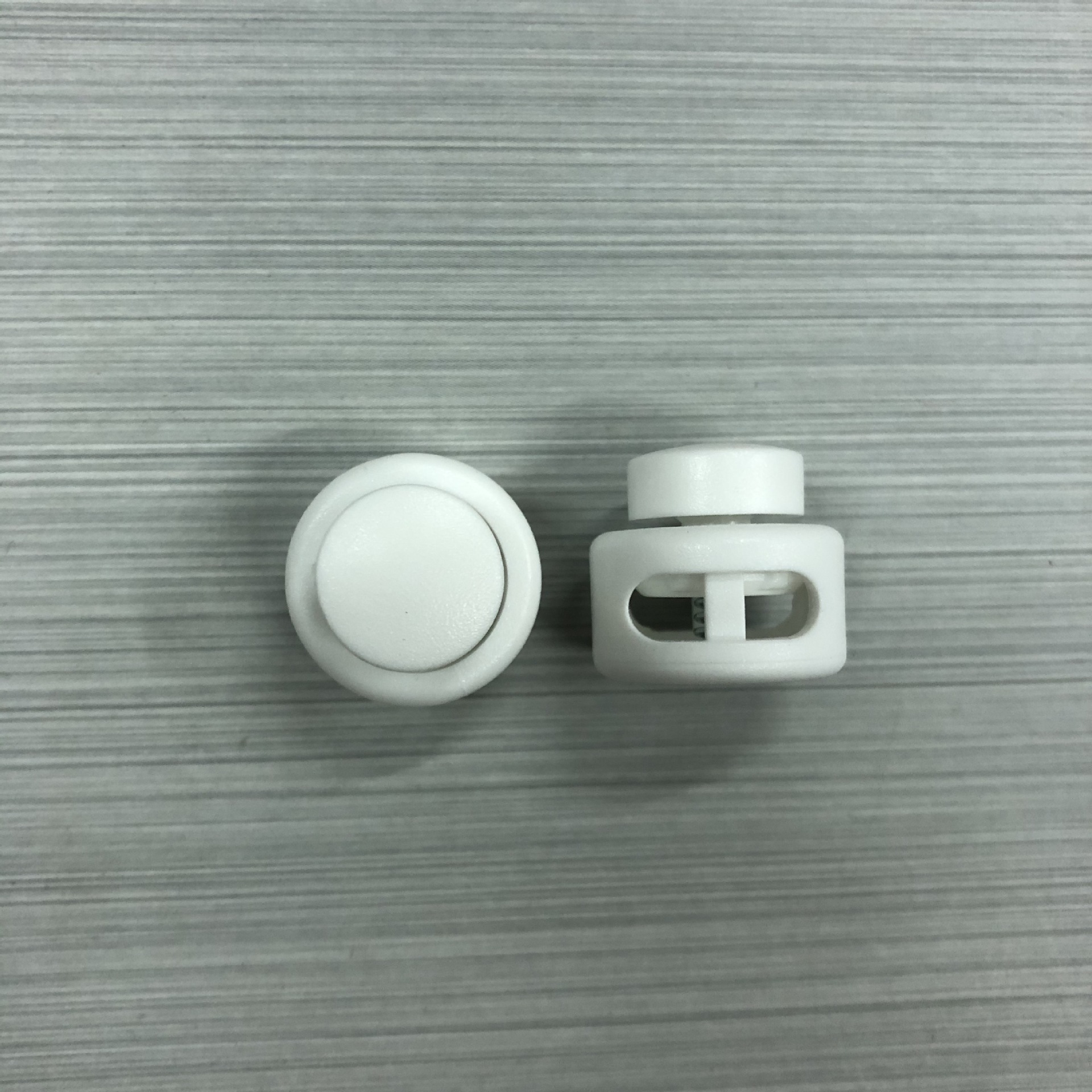 厂家现货白色塑料弹簧扣双孔绳扣弹力绳鞋带调节扣止滑地雷扣