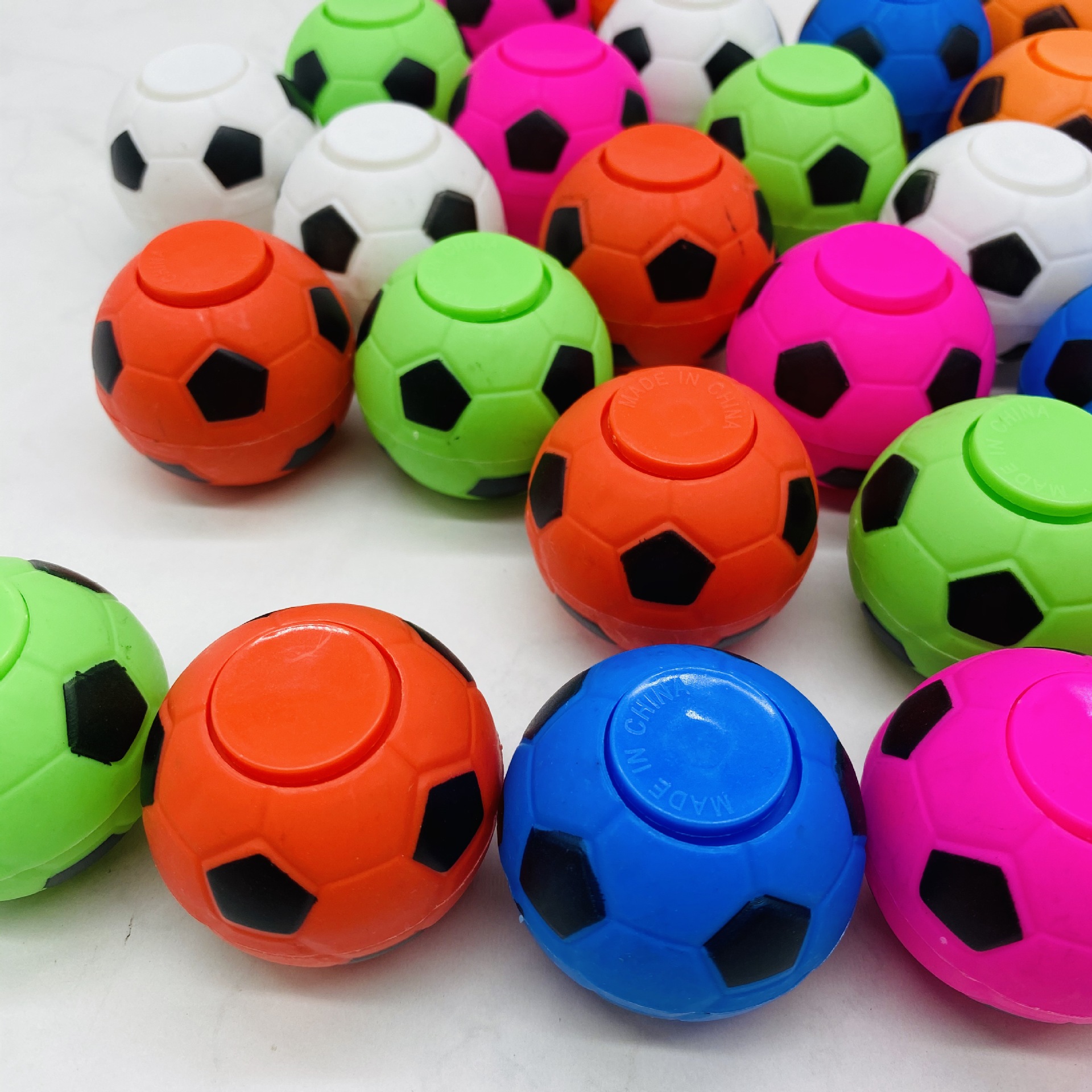 厂家直批50mm足球陀螺玩具球 游戏厅扭蛋机用小礼品 电动手指陀螺