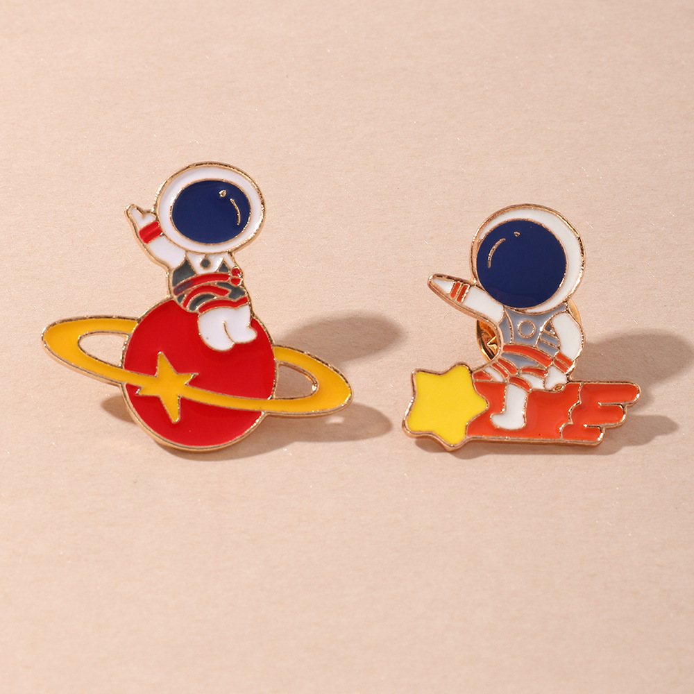 Creative Cute Cartoon Astronaut Brooch Badge New Cute Alloy Space Ornament Name Tag Couple Accessories