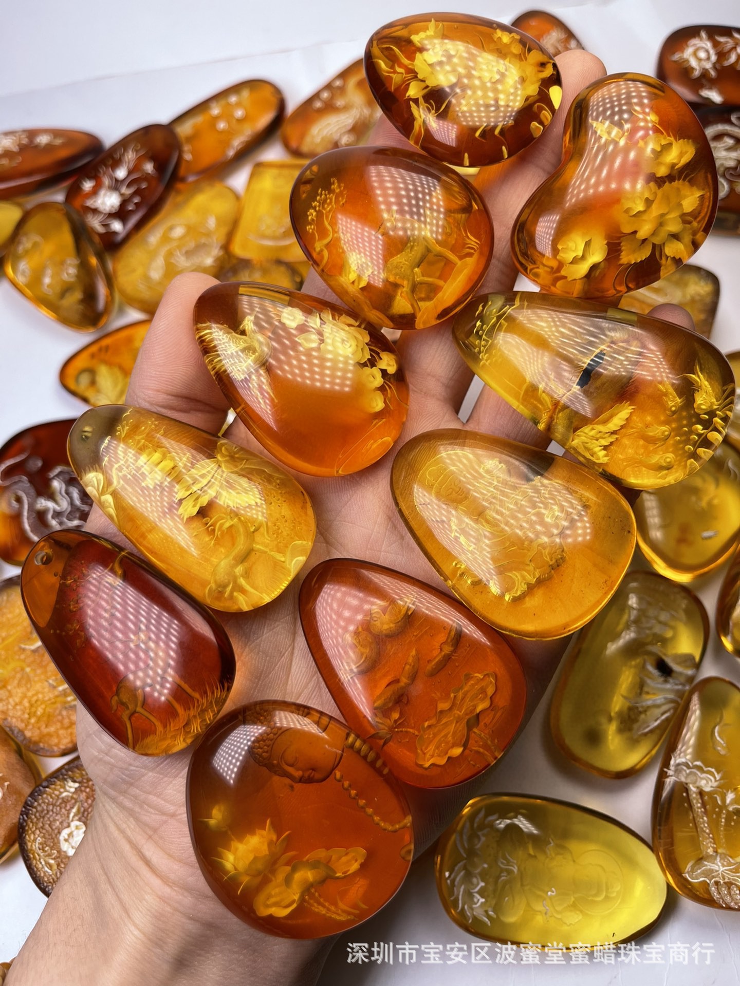 松岗工厂 俄料蜜蜡鸡油红阴雕吊坠 品质很好 题材齐全 性价比高