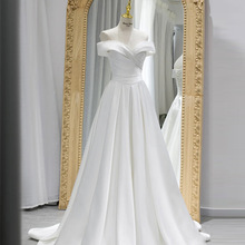 白色法式轻婚纱新款新娘赫本风复古缎面出门纱一字肩气质迎宾礼服