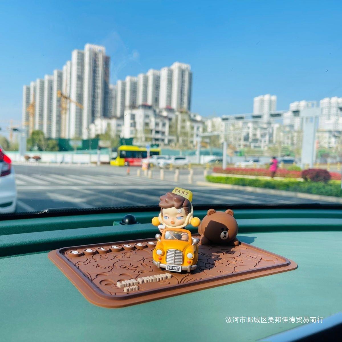 布朗熊汽车防滑垫小黄鸭车载多功能摆件丘可汽车内饰装饰用品