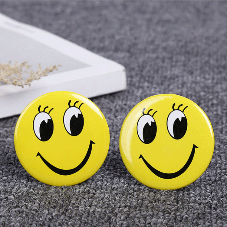 笑脸徽章现货个性活动胸牌定做儿童可爱动漫胸章活动礼品金属胸章