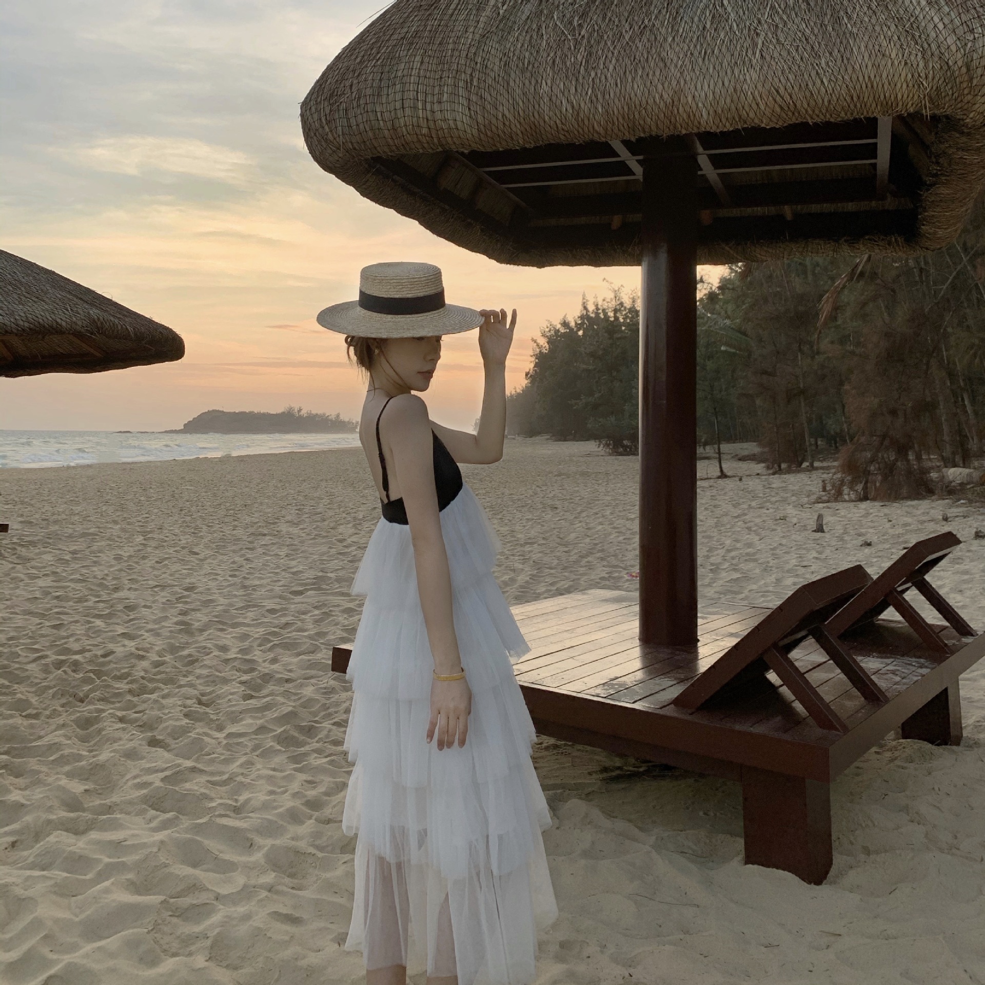 泰国三亚沙滩裙海边度假旅游拍照出游长裙仙女超仙露背吊带连衣裙