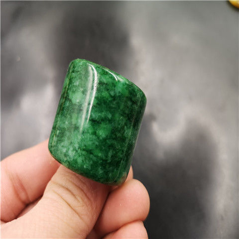 干青铁龙生翠玉扳指 阳绿色男款玉戒指 大号白底青玉指环