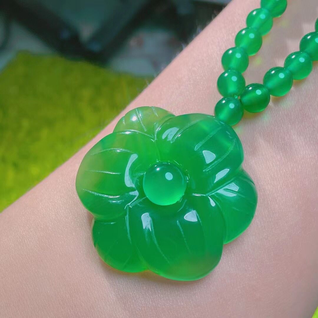 厂家批发 高冰帝王绿玉髓大气款花开富贵毛衣链吊坠 玛瑙玉石挂件