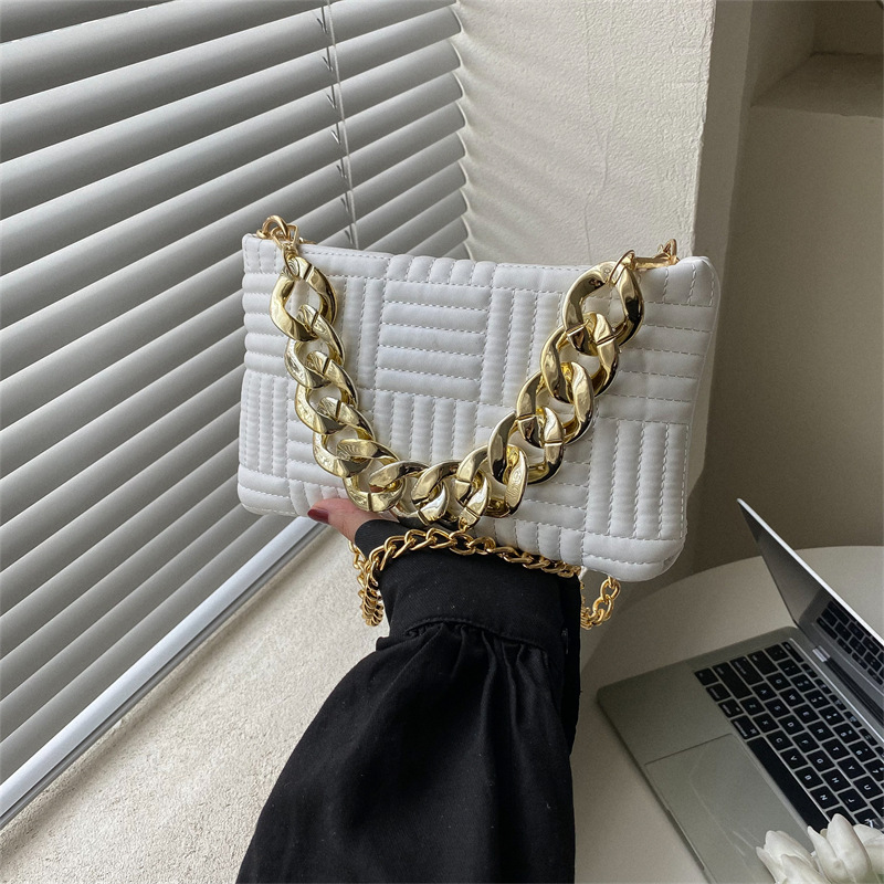 2022 New Simple Chain Shoulder Bag Solid Color Fashion Pleated Bubble Retro Casual Texture Oblique Small Square Bag