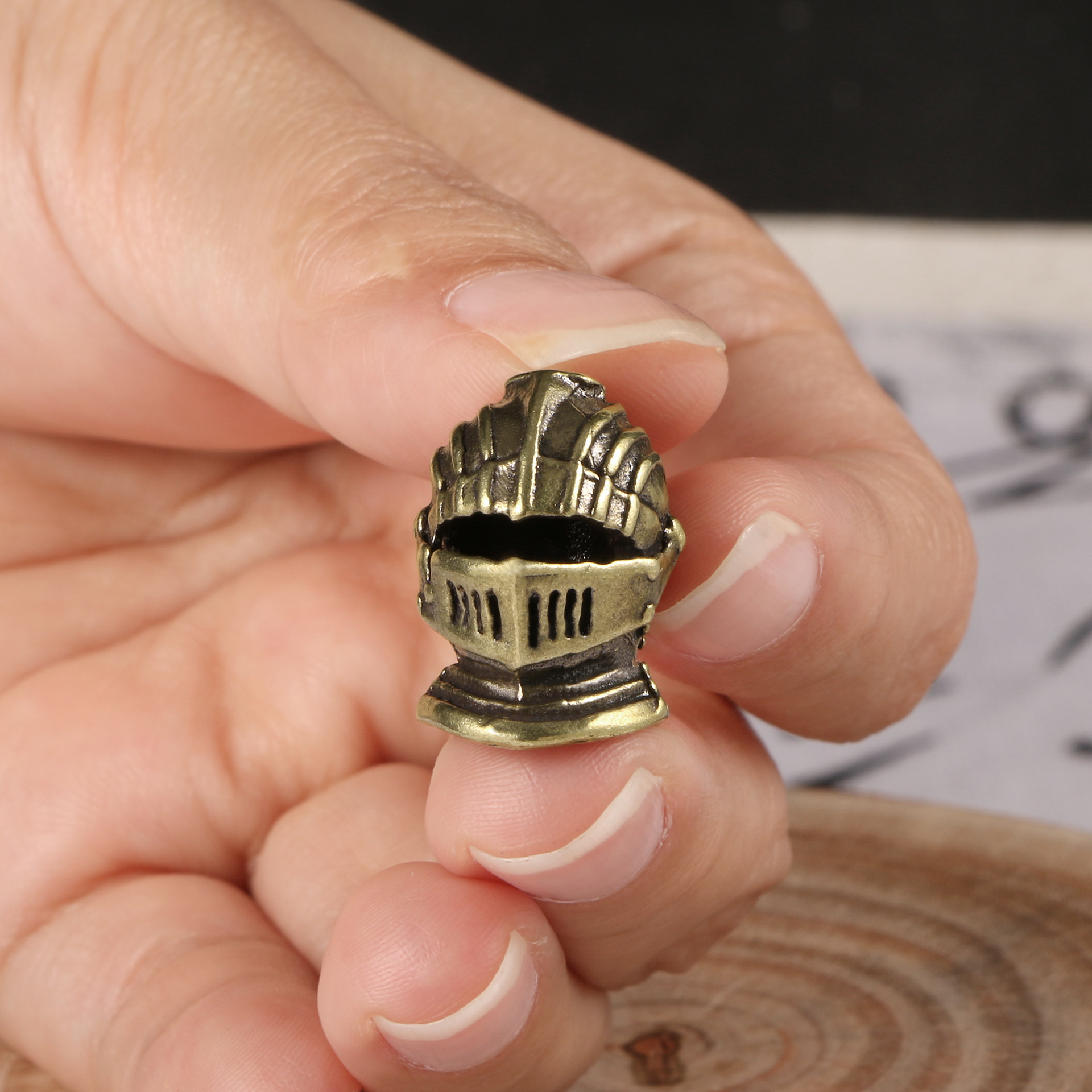 跨境创意仿古玩士兵勇士骑士头盔diy钥匙扣挂件大孔径伞绳挂坠铜