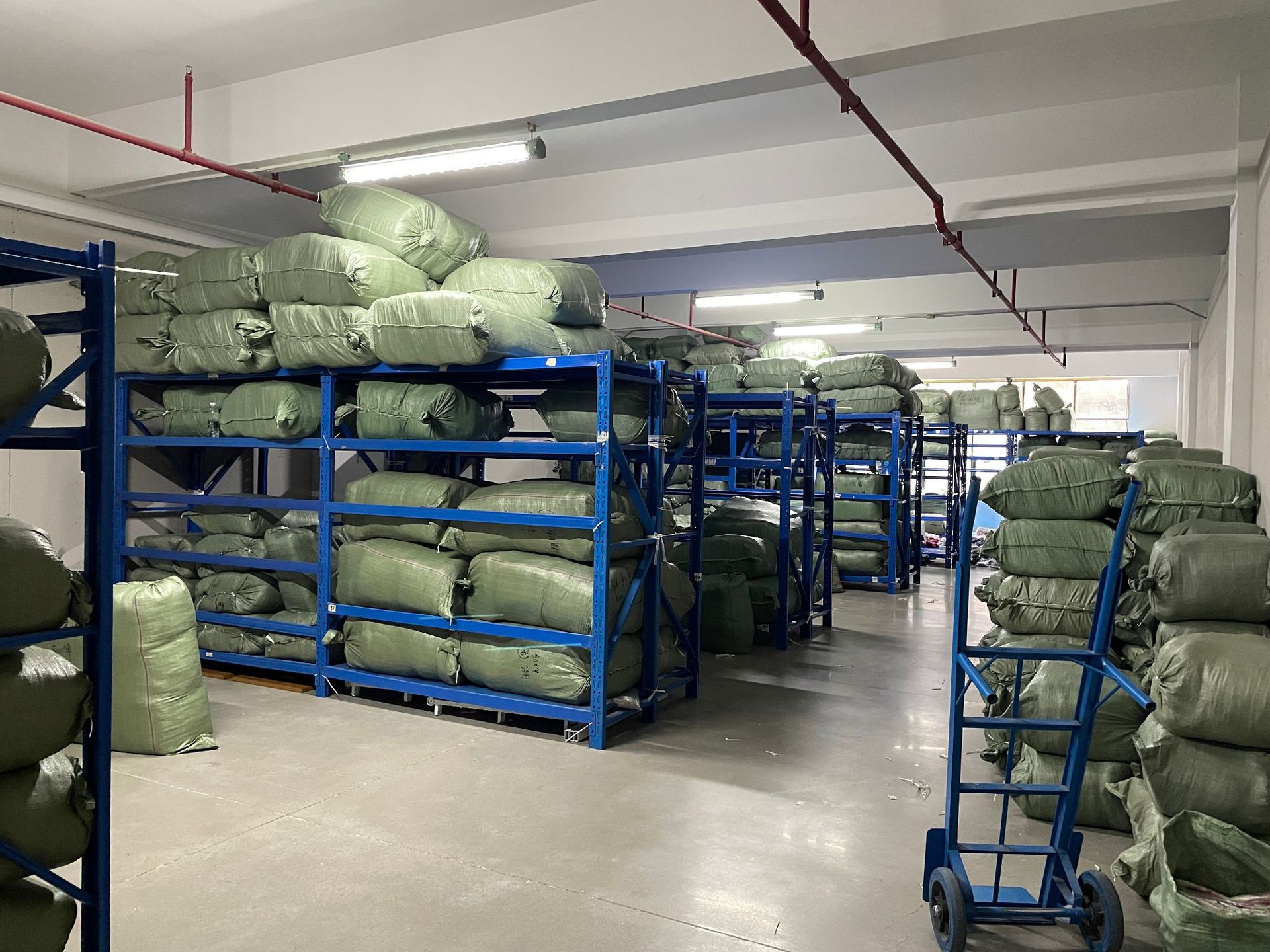 公司仓库一角公司展厅一角广州华景国际商贸有限公司,该公司创于2015