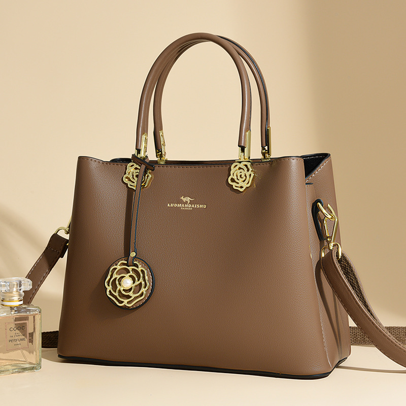 女士手提包百搭大容量通勤款斜挎包女包柔软面料商场同款一件代发