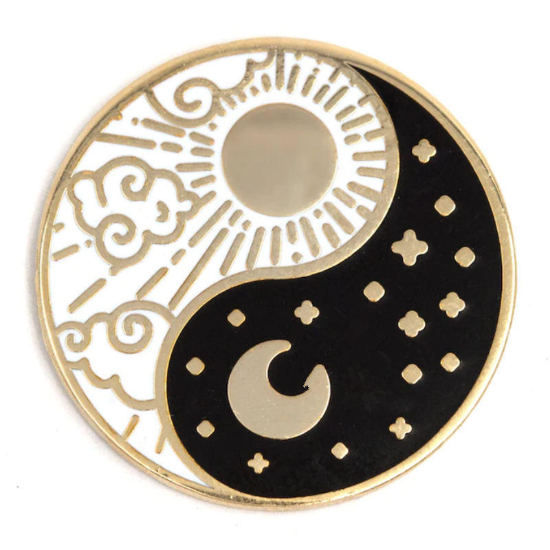 厂家直供2022黑白两昼日月星辰烤漆珐琅胸针字母金属徽章定量制做