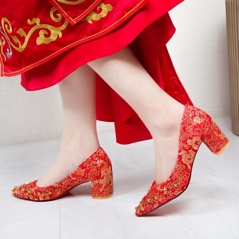 网红中式婚鞋女新款红色水钻扣高跟结婚鞋细跟浅口高跟新娘鞋