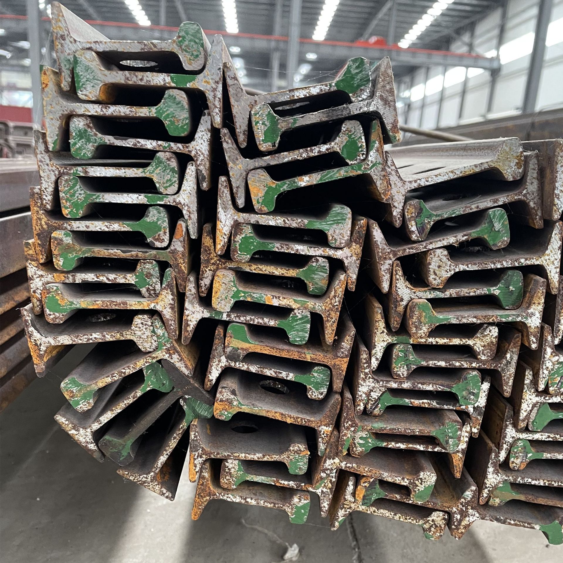 国标钢轨道轨-22kg24kg轻轨38kg43kg50kg重轨qu100qu120起重机轨