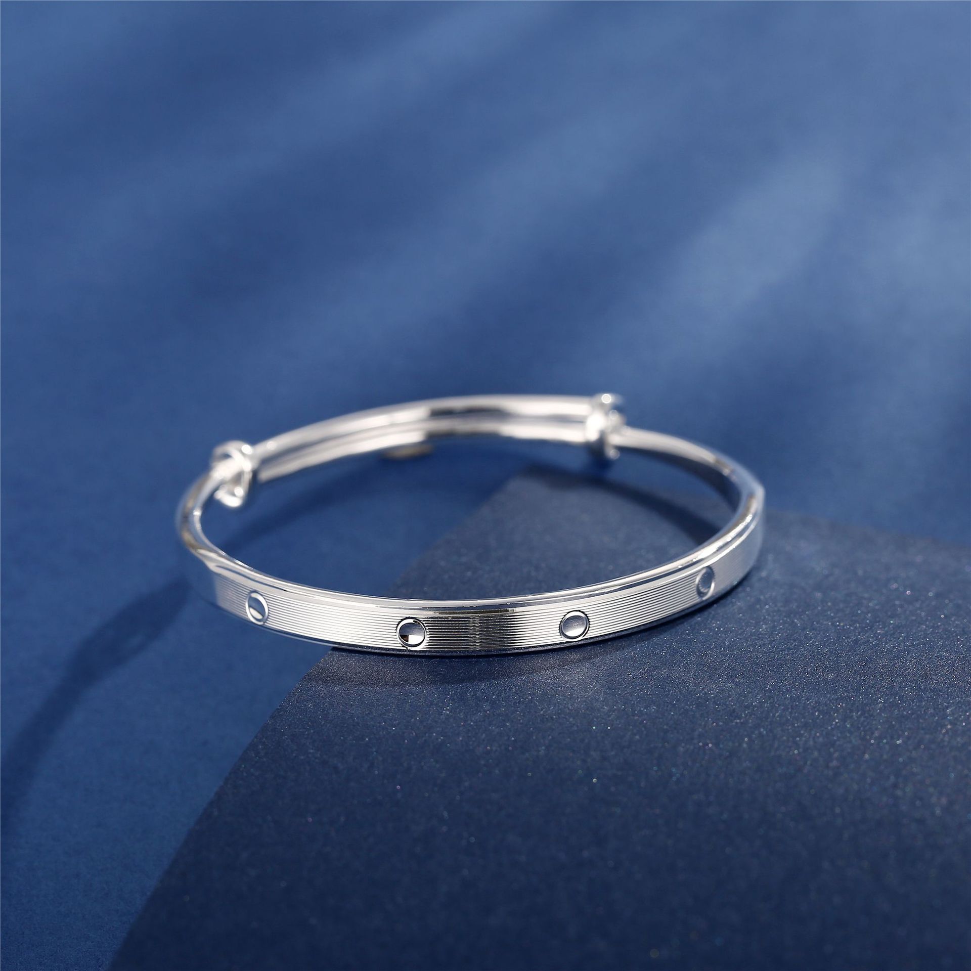 银手镯女999纯银年轻款情侣银镯子轻奢小众银饰大学生女