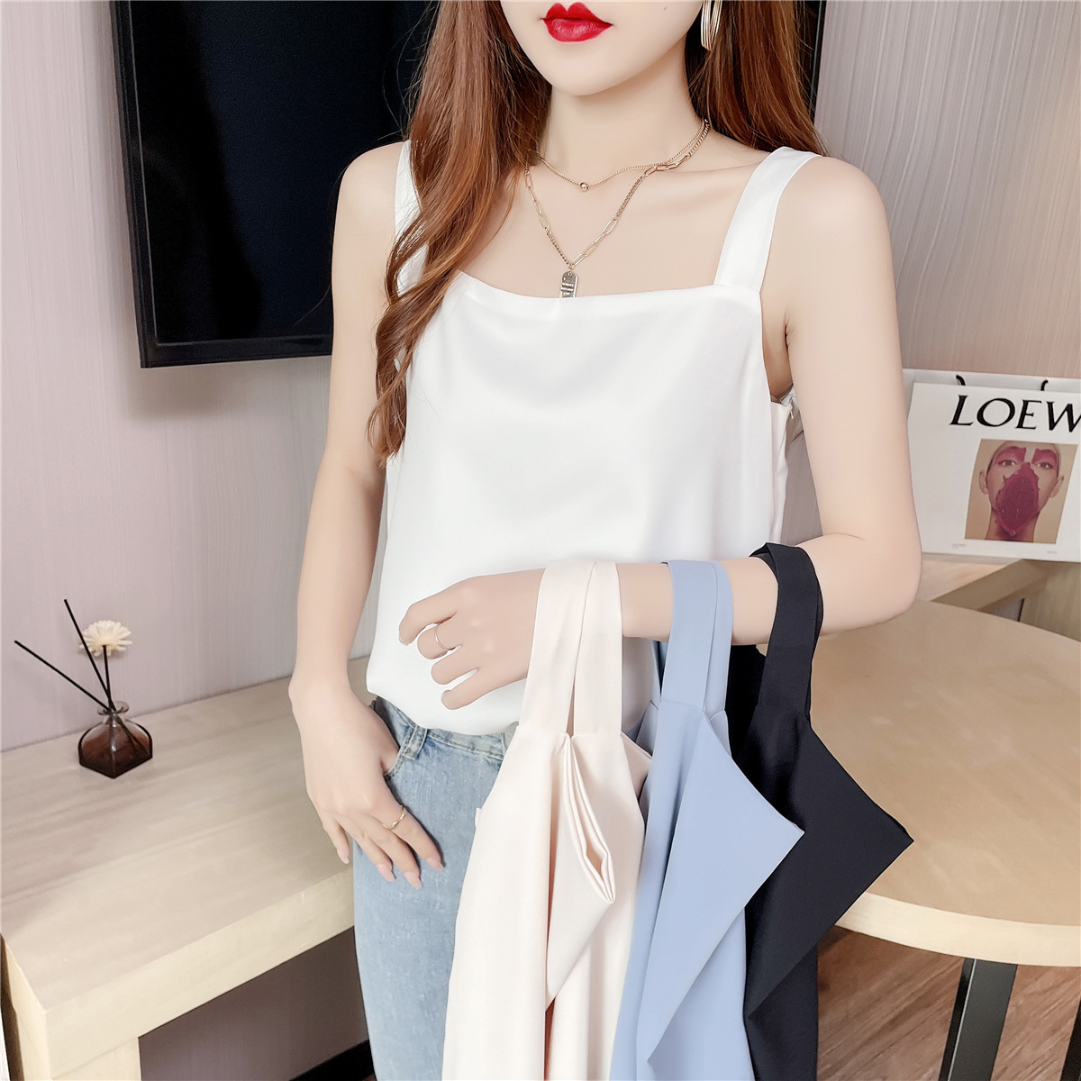 宽吊带背心女方领图片