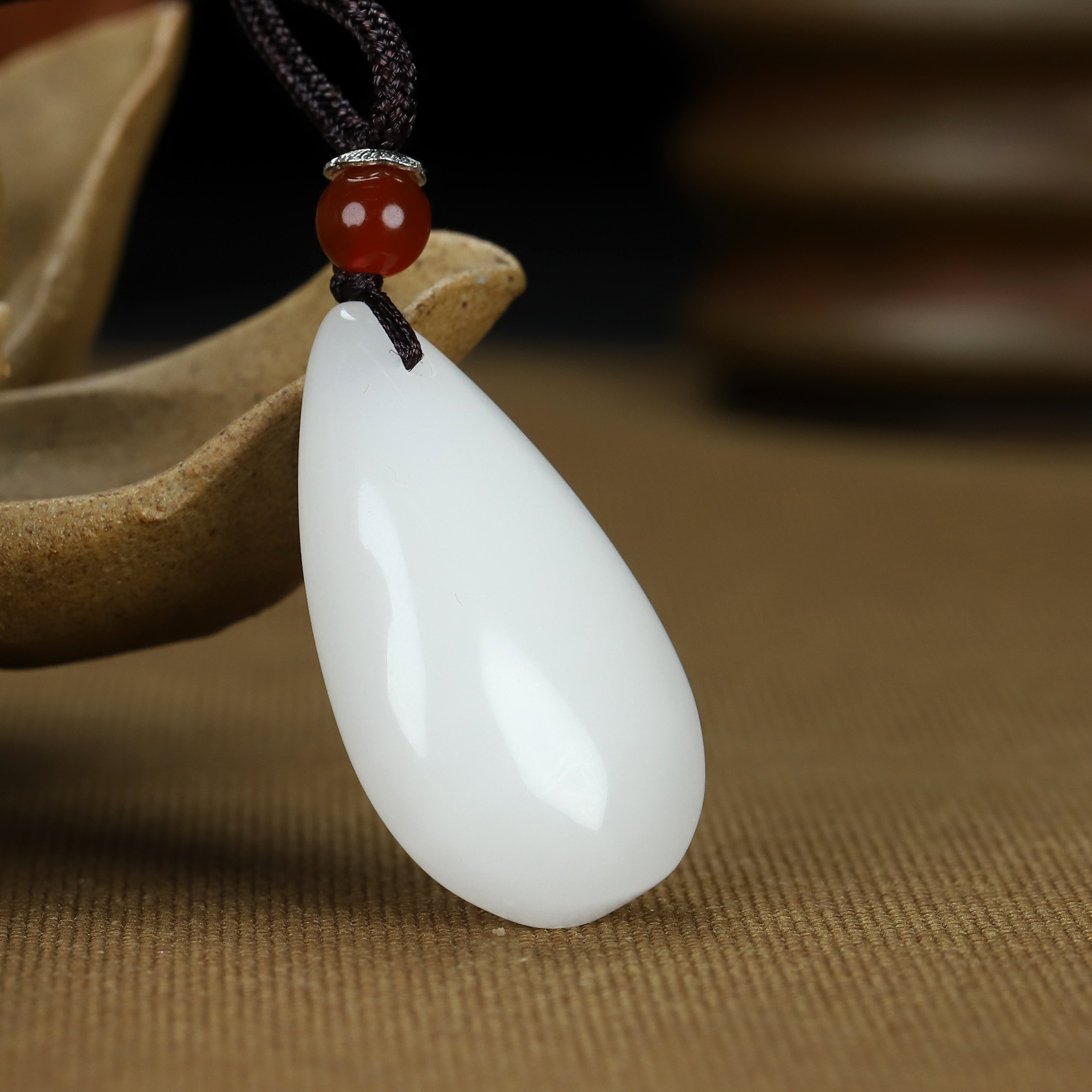 批发玉石礼品直播供货 新疆金丝玉羊脂白玉水滴吊坠 玉石挂件