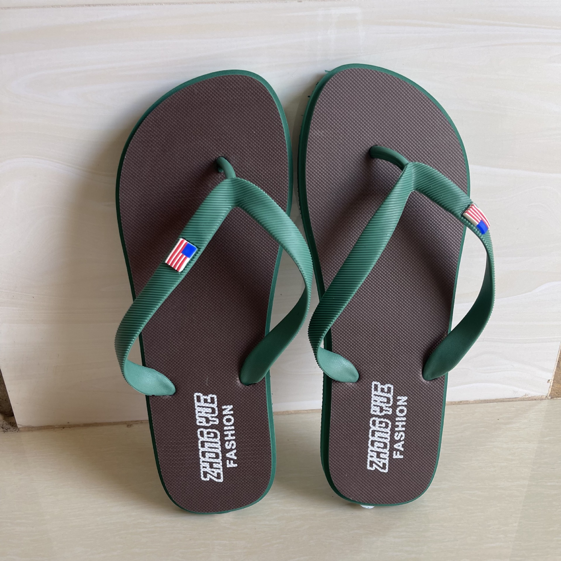 泰国原装星马橡胶人字拖鞋家居经典男女情侣防滑耐磨沙滩拖鞋批发￥5