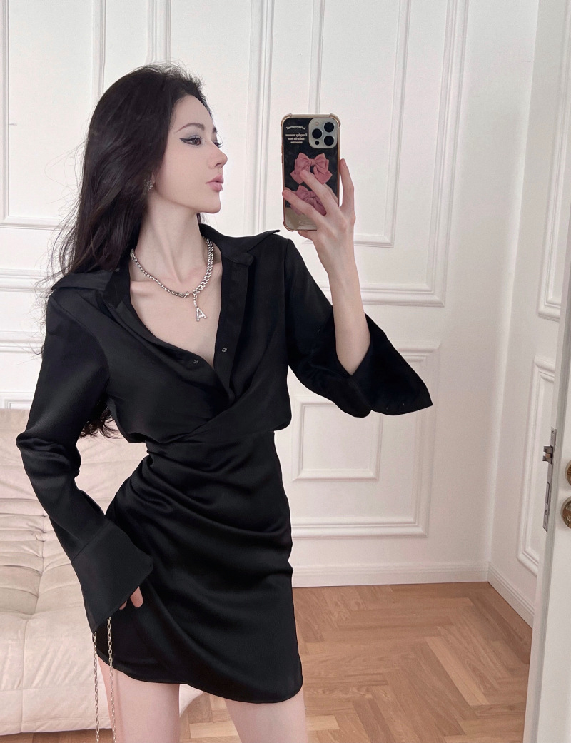 2022早秋季新款法式赫本风缎面黑色v领长袖收腰包臀衬衫连衣裙女