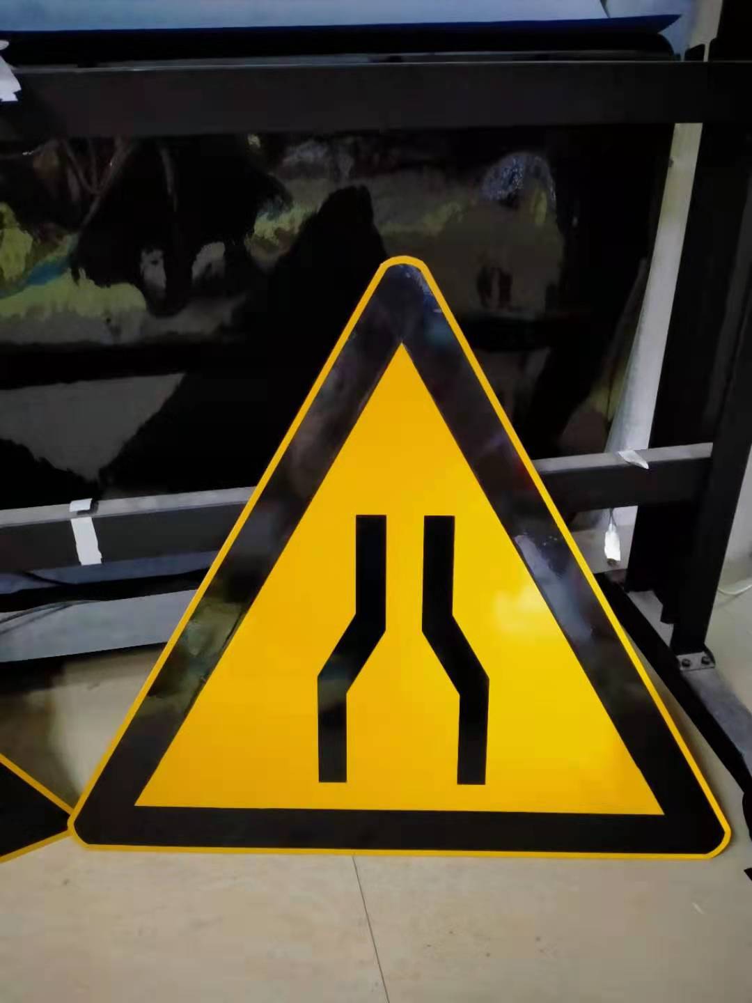 广东厂家让字三角形警告牌/ 加边标牌定制 (加边 厚0.8-3mm)
