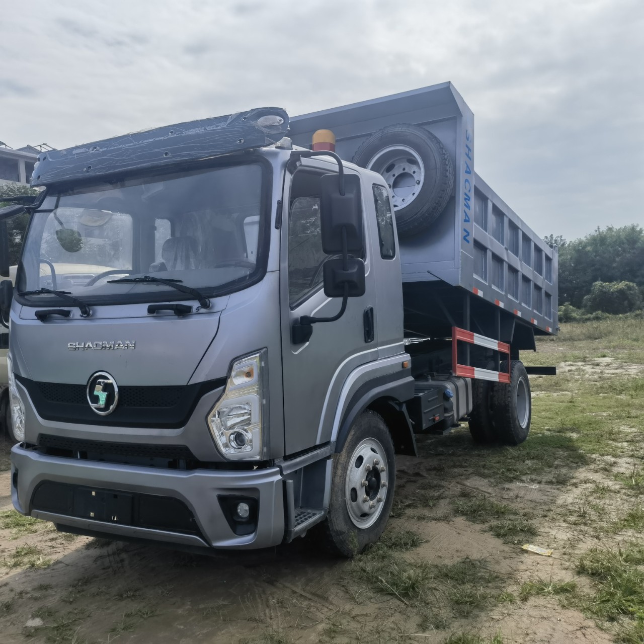 豪沃自卸车翻斗车出口二手 轻卡车 陕汽轩德4X2后翻自卸车福田