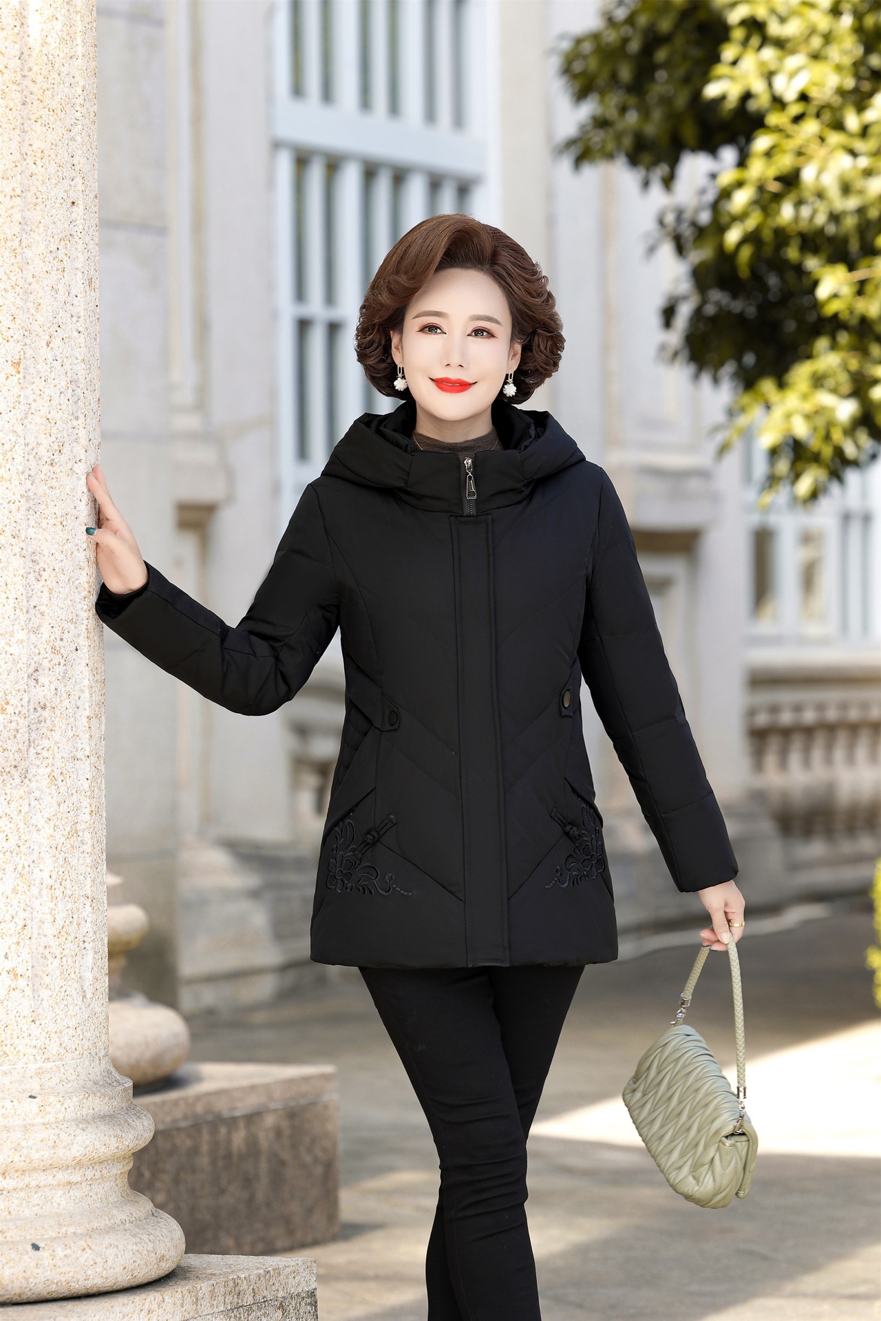 品牌中老年气质休闲羽绒服女士新款秋冬舒适外套保暖时尚百搭冬装