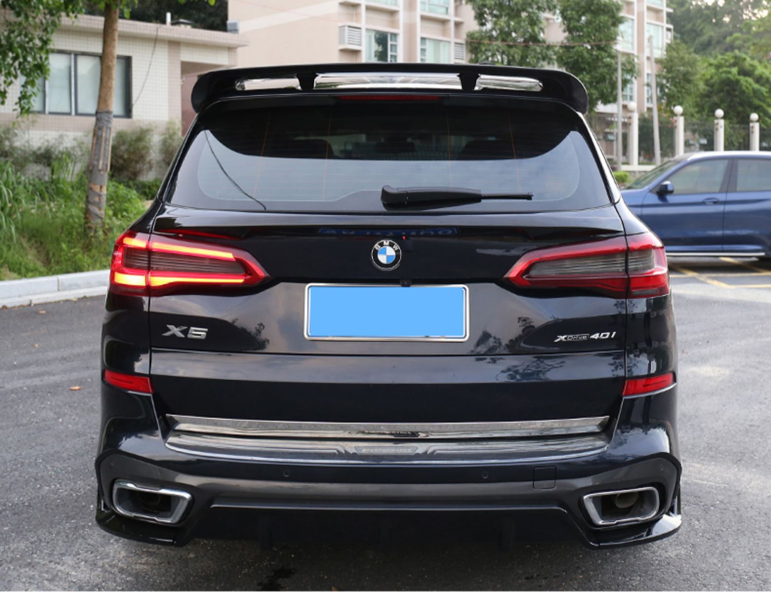 适用全新宝马x5改装包围前铲后唇侧裙尾翼暗夜黑武士g05运动套件