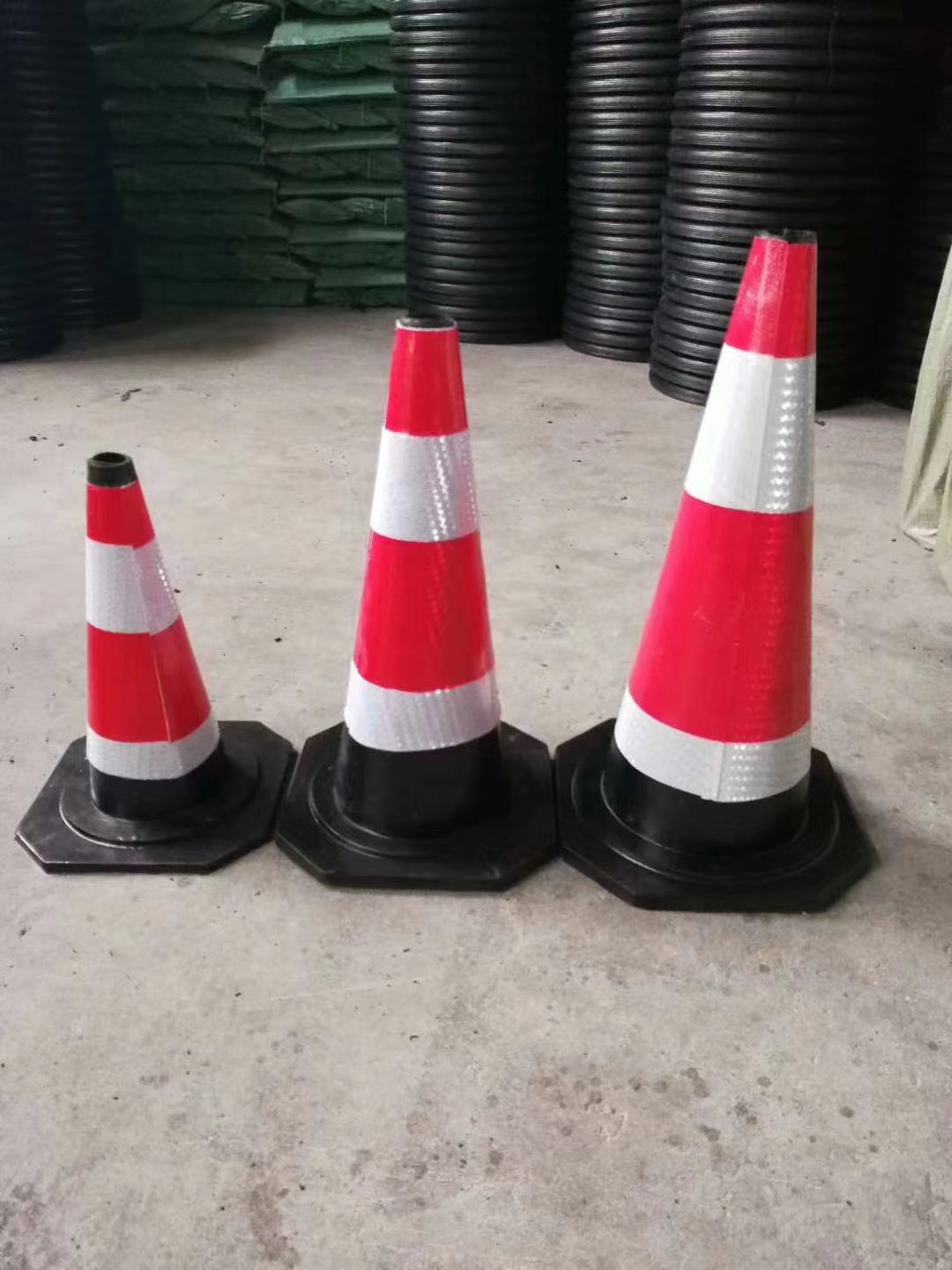 橡胶路锥反光锥路障锥雪糕筒锥形桶警示柱隔离墩公路安全锥交通锥