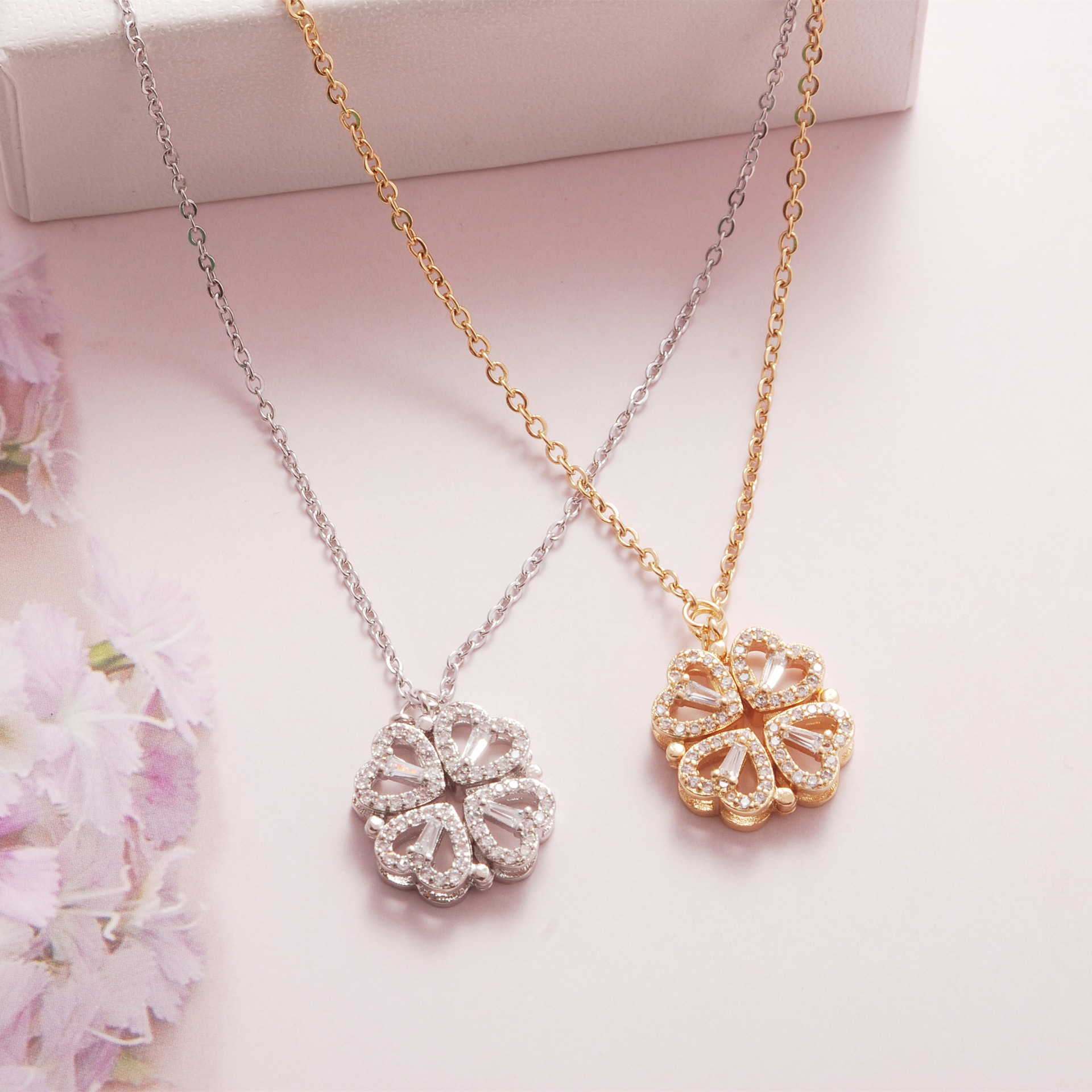 一款多戴满镶爱心四叶草折叠项链钛钢不掉色磁铁多宝盒创意锁骨链