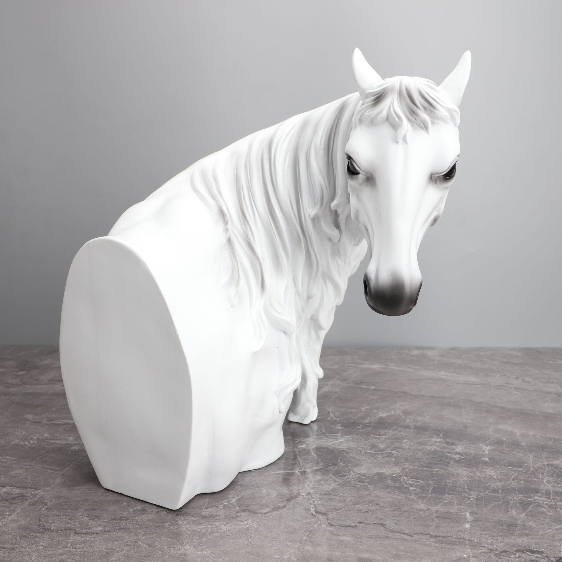 现代简约马首马头白色树脂雕塑摆件样板房售楼部家居玄关创意饰品