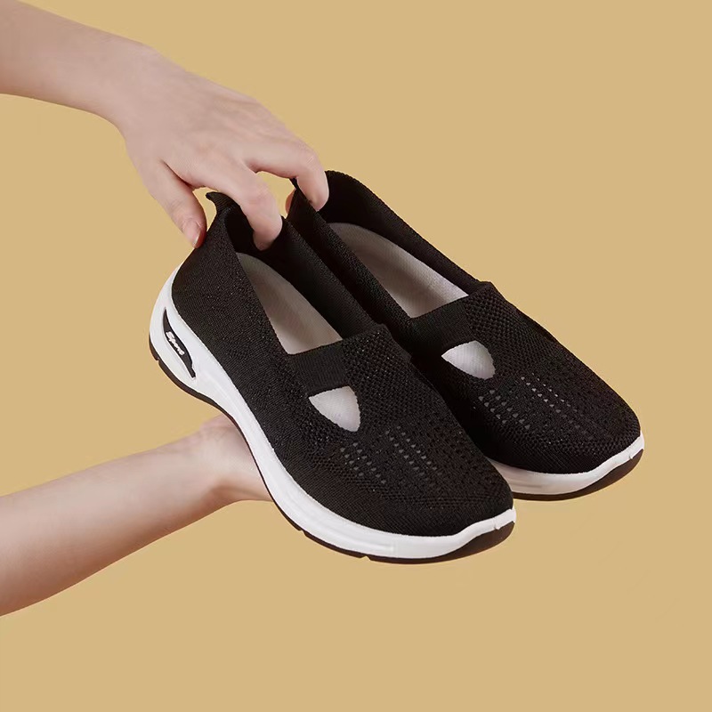 2023 Summer New Old Beijing Cloth Shoes Hollow Breathable Lightweight Comfortable Middle-Aged and Elderly Mom Shoes